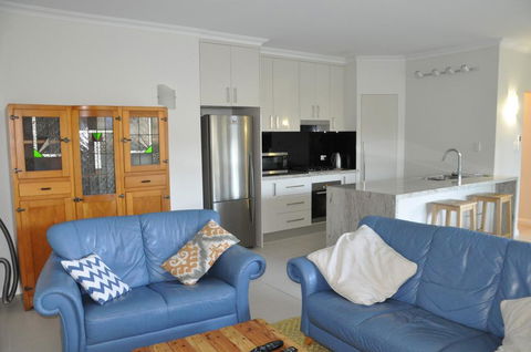 MODERN 3 BEDROOM APARTMENT IN TRADITIONAL QUEENSLANDER , PATIO, LEAFY YARD, POOL - Darwin Holiday 3