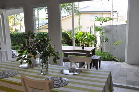 MODERN 3 BEDROOM APARTMENT IN TRADITIONAL QUEENSLANDER , PATIO, LEAFY YARD, POOL - Darwin Holiday 1