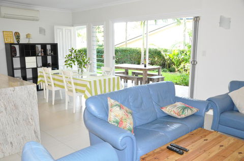 MODERN 3 BEDROOM APARTMENT IN TRADITIONAL QUEENSLANDER , PATIO, LEAFY YARD, POOL - Darwin Holiday 0
