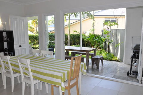 MODERN 3 BEDROOM APARTMENT IN TRADITIONAL QUEENSLANDER , PATIO, LEAFY YARD, POOL - Darwin Holiday 2