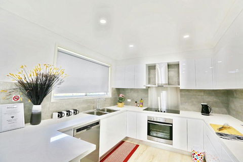 Modern 4-Bedroom House Near Singleton CBD Hunter Valley - Darwin Holiday 0