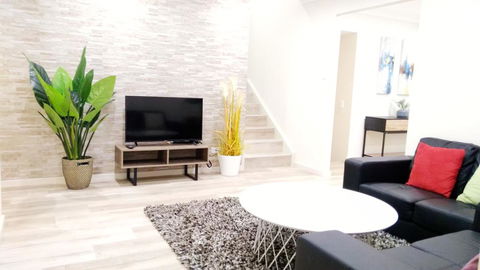 Modern 4-Bedroom House On Cunningham Near Singleton CBD Hunter Valley - Darwin Holiday 0