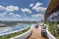 Modern Apartment in South Brisbane Infinity Pool