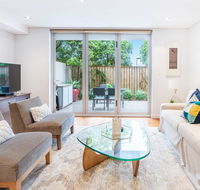 Modern apartment with large courtyard and short walk to Bondi Beach - Darwin Holiday