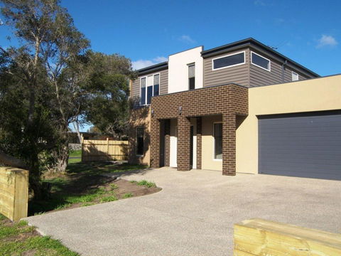 Modern Beachside 5 Bedrooms - Darwin Holiday 0
