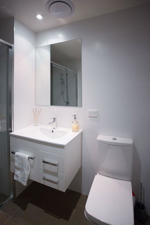 Modern Executive Apartment @ Braddon, 1BR, Wine, Wifi, Secure Parking, Canberra - Darwin Holiday 3