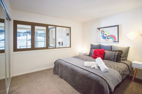 Modern Executive Apartment @ Braddon, 1BR, Wine, Wifi, Secure Parking, Canberra - Darwin Holiday 2