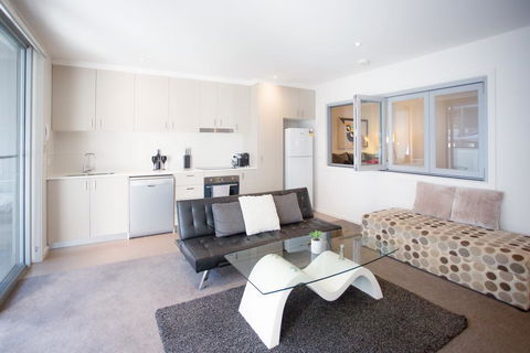 Modern Executive Apartment @ Braddon, 1BR, Wine, Wifi, Secure Parking, Canberra - Darwin Holiday 0