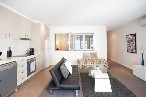 Modern Executive Apartment @ Braddon, 1BR, Wine, Wifi, Secure Parking, Canberra - Darwin Holiday 1