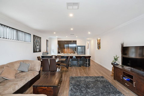 Modern Luxury At Christies Beach - Darwin Holiday 3