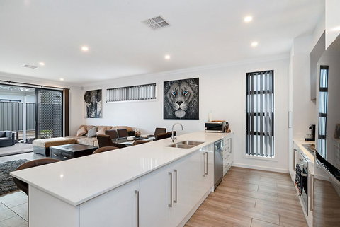 Modern Luxury At Christies Beach - Darwin Holiday 0