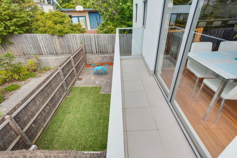 Modern McCrae Beauty - Darwin Holiday 1