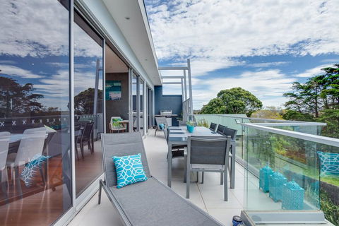 Modern McCrae Beauty - Darwin Holiday 0