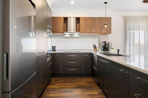 Modern Seaside Getaway Mornington - Darwin Holiday 3