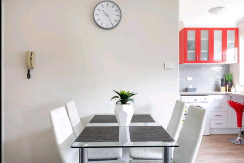 Modern St Kilda East Apartment - Free Parking - Darwin Holiday 1