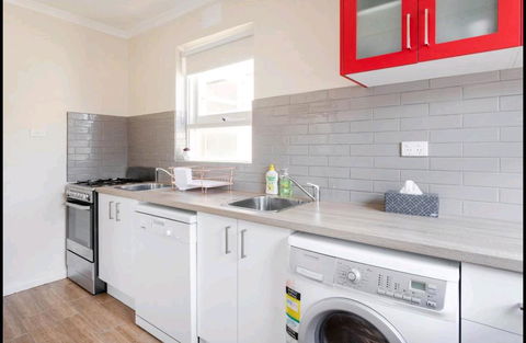 Modern St Kilda East Apartment - Free Parking - Darwin Holiday 2