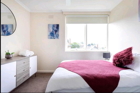Modern St Kilda East Apartment - Free Parking - Darwin Holiday 0
