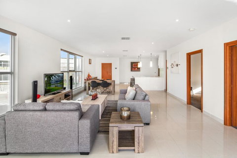 Modern Unit With Balconies Near Melbourne Airport - Darwin Holiday 2