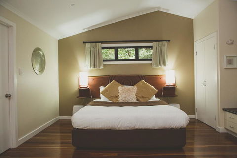 Montague's Of Montville - Darwin Holiday 3