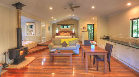 Montague's Of Montville - Darwin Holiday 0