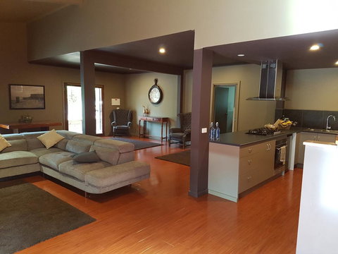 Montrose Barn House - Darwin Holiday 2