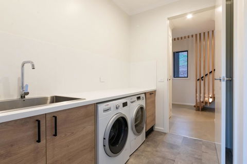 Mountain Mist Retreat - 5 Bedrooms - Darwin Holiday 1