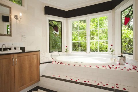 Mountain Whispers Strawberry Patch - Darwin Holiday 1