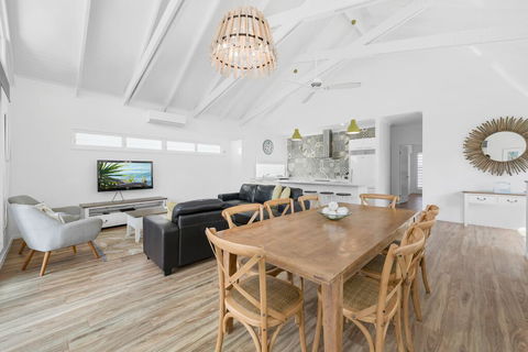 Mudjimba Island Beach House - Darwin Holiday 1