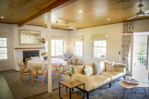 Myrtle Tree Lodge - Flowers, Kangaroo Valley - Darwin Holiday 0