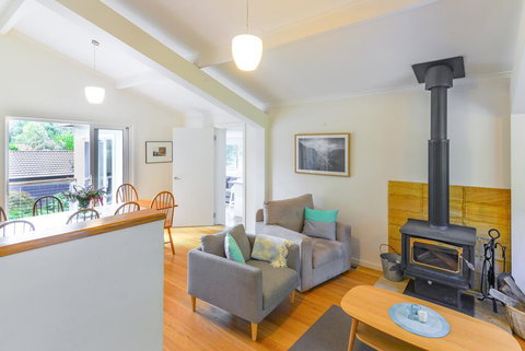 NATURE LOVERS DREAM // FIREPLACE //ACCESS TO HIKES - Darwin Holiday 1