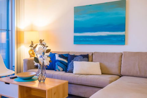 Near Airport & Train Station Stylish Two-Story Apartment - Darwin Holiday 1