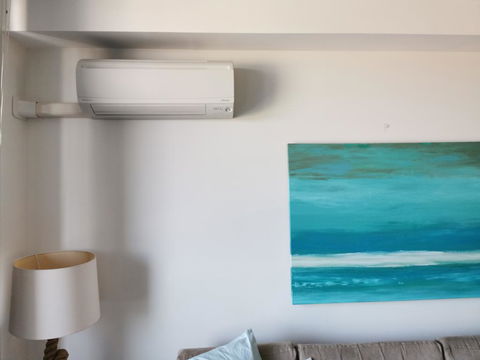 Near Airport & Train Station Stylish Two-Story Apartment - Darwin Holiday 2