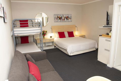 Nebula Motel - Darwin Holiday 2