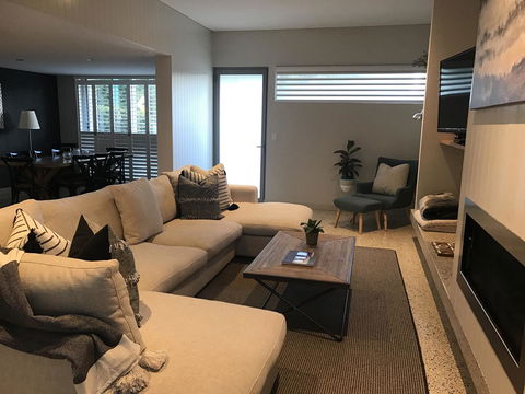 The Urban Beach House - Darwin Holiday 3