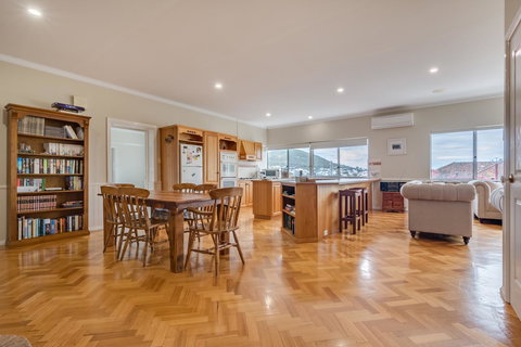 Serpentine Rose - Darwin Holiday 4