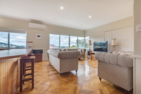 Serpentine Rose - Darwin Holiday 5