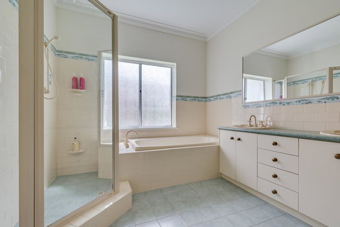 Serpentine Rose - Darwin Holiday 12