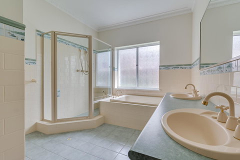 Serpentine Rose - Darwin Holiday 14