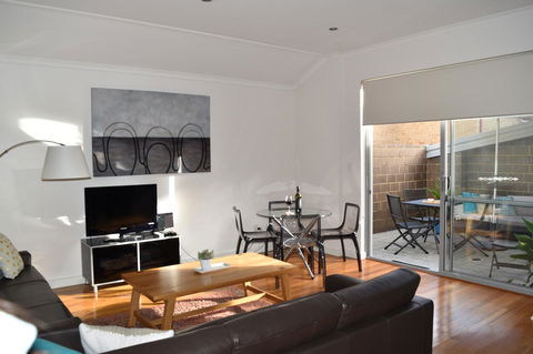 Central Executive Townhouse - Darwin Holiday 1