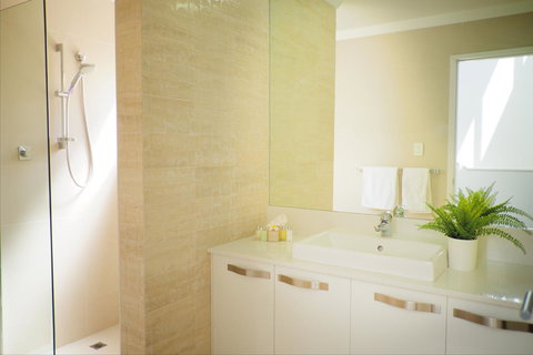 Cottesloe Artist's Beach Retreat - Darwin Holiday 25