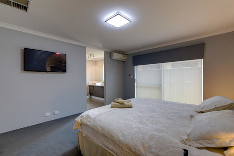 Rainbow Dream House - Darwin Holiday 7