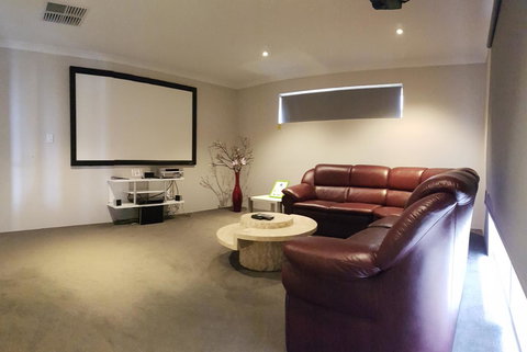 Rainbow Dream House - Darwin Holiday 22