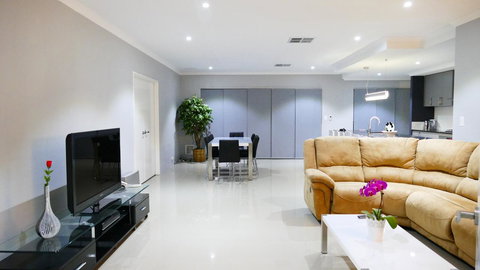 Rainbow Dream House - Darwin Holiday 9