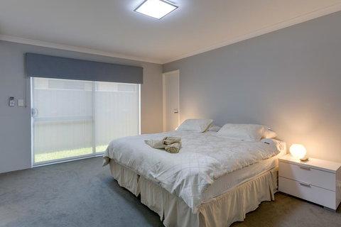 Rainbow Dream House - Darwin Holiday 6