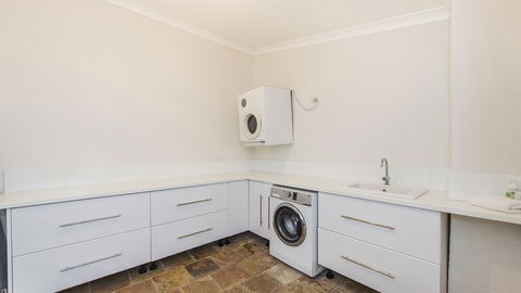 Leisurely Manor - Spacious Three Bedroom Home In Fremantle - Darwin Holiday 9