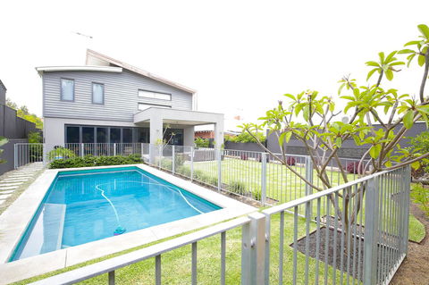 The Pool House - Fremantle - Darwin Holiday 1