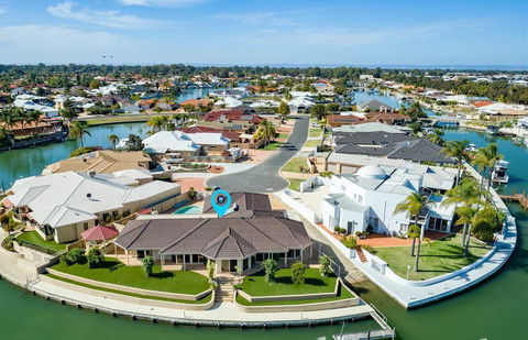LA ANCHOR ON THE CANALS (MANDURAH) - Darwin Holiday 0
