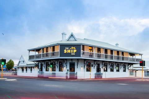 Nightcap At The Ship Inn - Darwin Holiday 4
