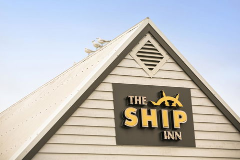 Nightcap At The Ship Inn - Darwin Holiday 37