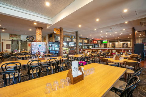 Nightcap At Wanneroo Tavern - Darwin Holiday 31